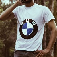 Egyedi autós póló BMW képpel, felirattal. Egyedi nyomtatott póló, egyedi póló.