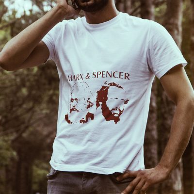 Egyedi nyomtatott pólót keres? Megtalálta! Egyedi nyomtatott Hírességek póló, Marx and Spencer képpel.