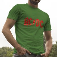 Egyedi nyomtatott Együttes póló, AC/DC szöveggel.