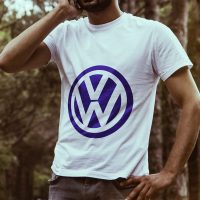 Egyedi autós póló Volkswagen képpel, felirattal. Egyedi nyomtatott póló, egyedi póló.